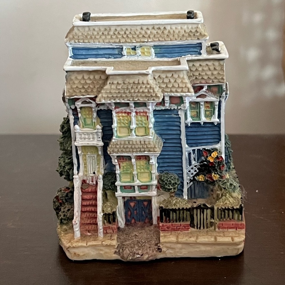 International Resources LLC AH105 Governors Mansion Miniature Model